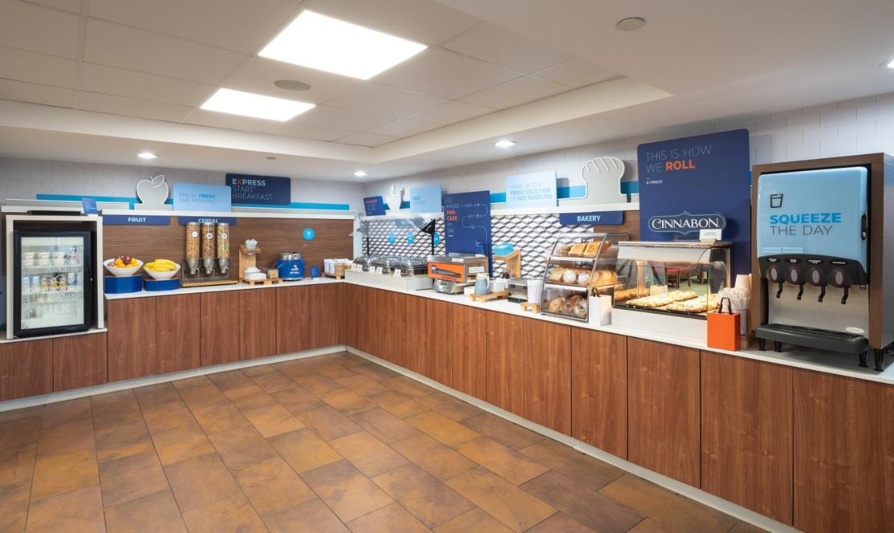 Holiday Inn Express Rochester - Greece By Ihg Экстерьер фото